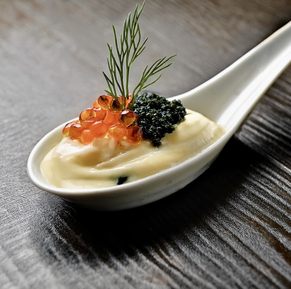 Cuillères festives de mousseline crémeuse aux perles iodées